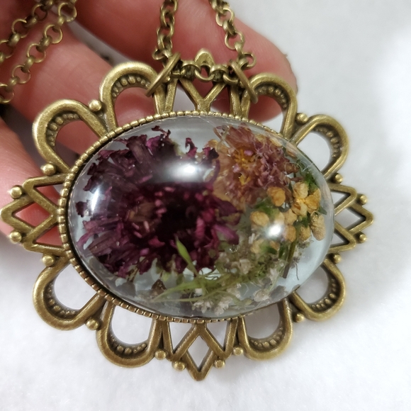 Flower Necklace with chain - Picture 2 of 5